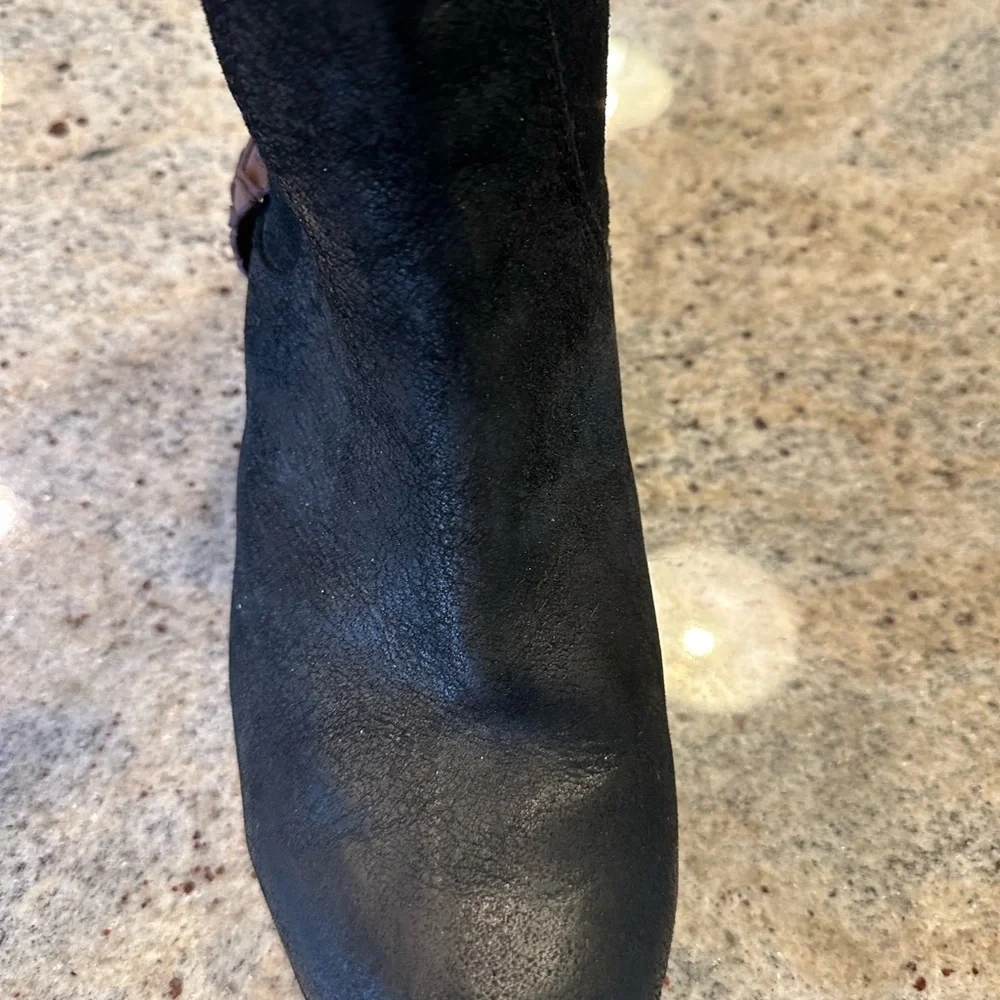Ugg Jaspan black suede boot size 10.  Great condition
